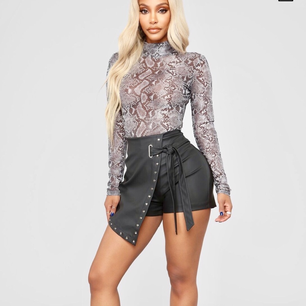 Fashion Nova “Side piece” Black Skort